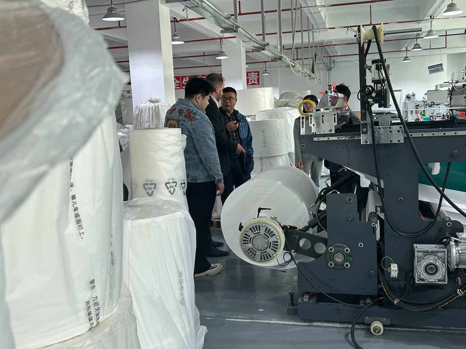 國際合作伙伴深度考察，共謀發(fā)展 —— 外國客戶訪問久信達科技生產(chǎn)車間(圖4)